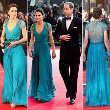 Omg Look Das Schonste Kleid Seit Ihrer Hochzeit Kate Middleton In Einem Turkisblauen Spitzentraum Atemberaubende Kleider Blaues Spitzenkleid Kate Middleton Kleid