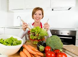 Una vez cerrado el menú de lo único que tendrás que preocuparte será de disfrutar de la experiencia sin moverte de casa. Joven Hermosa Mujer Cocinera En Casa Cocina Domestica Moderna Mezcla De Ensalada De Vegetales Sonriendo Feliz Y Satisfecho En Nutricion Saludable Vegetales Nutricion Y Estilo De Vida Concepto Fotos Retratos Imagenes Y