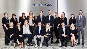Das trainergespann oliver schröder und frank lammersen war insbesondere von dem spieltempo und dem passspiel der mannschaft begeistert. 29 Azubis Feiern Erfolgreichen Abschluss Ihrer Ausbildung Bertelsmann Se Co Kgaa