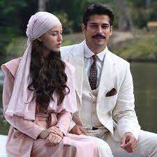 Fahriye tried acting at the age of 19 when she came to istanbul to spend there her university vocations. Fahriye Evcen Burakozcivit On Instagram Iyi Geceler Burakozcivit Burakozcivit Fahriyeevcen Fahriyeevcenozc Turkish Actors Turkish Film Turkish Beauty