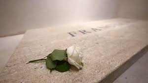 Papa Francisco: a primeiras imagens do túmulo do pontífice - BBC News Brasil