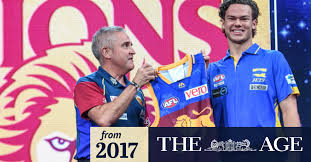 2006 sezonu öncesi starcevich tartışmalı bir politika benimsedi ve oyuncuların giymesi yasaklandı. Luke Hodge To Guide Afl No 1 Draft Pick Cameron Rayner Through First Year