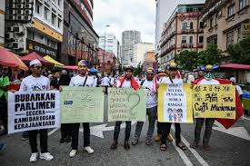 Melalui bajet 2019, gaji minimum pekerja swasta kemudiannya ditetapkan pada minimum rm1,100. Malaysia Muslims Rally To Support Upholding Malay Privileges Arab News
