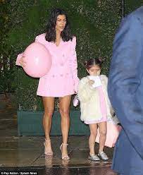 Kourtney Kardashian Shows Legs In Matching Dresses With Daughter Kardashian Kourtney Kardashian Celebridades