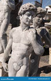 Antiguas Esculturas De Piedra De Hombres Desnudos En El Patio De  Recuperación Foto de archivo 
