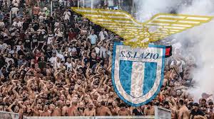 Lazio si prepara all'esordio nel calcio a 11 la regular season si chiude con una vittoria: Faschismus Eklat In Italien Lazio Fans Laufen Mit Mussolini Banner Durch Mailand Sportbuzzer De