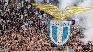 Am mittwoch empfängt bayer leverkusen den italienischen erstligisten lazio rom zum rückspiel in der champions. Faschismus Eklat In Italien Lazio Fans Laufen Mit Mussolini Banner Durch Mailand Sportbuzzer De