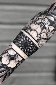 Eine Sammlung Von Schonen Blumen Tattoo Inspiration Und Ideen Einschliesslich Diesem Un In 2020 Geometric Mandala Tattoo Arm Band Tattoo For Women Floral Tattoo Sleeve