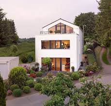 selbst an den randern der grossstadte wird es zunehmend schwerer noch grundstucke so zu bebauen dass haus schmales grundstuck architektur haus design hauswand