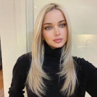 Lara Mccarty's Instagram, Twitter & Facebook