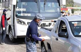 En hidalgp esta señora que benia de pasp tuvo que pagar 850 pesos por pasar en hidalgo por ella np saber del hoy no circula. Asi Quedo El Calendario Del Hoy No Circula Para 11 Municipios