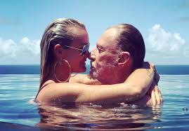 Laeticia hallyday, confinée à los angeles avec ses filles jade et joy, n'en demeure pas moins très préoccupée par la situation sanitaire en france. Laeticia Et Johnny Hallyday Offrent Leur Maison Pour Accueillir Les Rescapes De L Ouragan Irma Elle