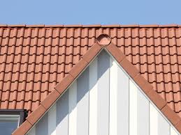 A rafter that runs diagonally between the roof ridge and the top of the wall plate, forming a hipped roof. Ridge Hip Roof Closures Flashings Products Creaton