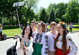 Ідея свята, присвяченого національному одягу, належить письменниці і журналістці лесі воронюк, яка, будучи студенткою чернівецького національного університету імені юрія. Den Vishivanki Yak I Koli Vidznachayut Den Vishivanki Tradiciyi Ukrayina Gotuyetsya Do Dnya Vishivanki Istoriya Ta Tradiciyi Svyata