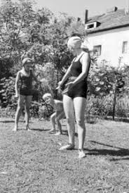 Bildagentur Mauritius Images Fussball Regionalliga West Saison 1967 1968 Rot Weiss Essen Gegen Etb Schwarz Weiss Essen 2 2 Stadion An Der Hafenstrasse In Essen Spielszene Torwartparade V L N R Klaus Fetting Rwe Guenter Proepper Rwe