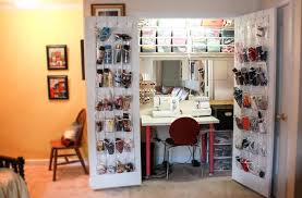 Sewing Room In A Closet So Compact But With Everything You Need Wow Im Kind Of In Awe Bastelzimmer Schrank Bastelzimmer Organisieren Nahschrank