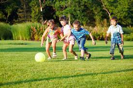 Se reúnen varios niños y se ponen en círculos alrededor de un niño con una venda. 3 Juegos De Ninos Para Practicar Al Aire Libre Eres Mama