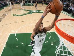 Select from premium giannis antetokounmpo of the highest quality. Nba Star Giannis Antetokounmpo Basketball Als Rettung Sport