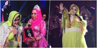 Malah boleh dikatakan dia diantara bukan itu sahaja, malah populariti dato seri vida atau lebih dikenali sebagai dsv turut terpalit pada cik b jumpa peminat. Singer Aishah Proves Dato Vida S Jewellery Is Indeed Fake Hype Malaysia