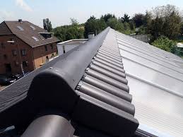 Der Hochgestellte Giebel Mit Beluftung Und Rechts Die Doppelstegplatten Der Absorberebene Doppelstegplatten Haus Architektur Solarhaus