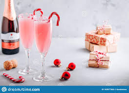 It is traditionally served in a tall champagne flute at brunch, at weddings, or as part of business or first class service on some passenger railways and airlines. Weihnachtsgetrank Peppermint Bark Mimosa Cocktail Mit Champagner Oder Prosecco Und Bonbonbonbon Stockfoto Bild Von Moosbeere Festlich 163977656