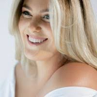 Caitlin Robertson's Instagram, Twitter & Facebook