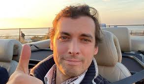 Eva sluit in deze verkiezingstijd haar talkshowavonden af met met een stukje cabaret en gisteren was dat een roast van martijn koning. Thierry Baudet Loopt Boos Weg Tijdens Live Talkshow