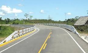 Señales reguladoras preventivas MTC en secuencia en una carretera con alta visibilidad, destacando la coordinación entre el rombo amarillo y el círculo rojo.