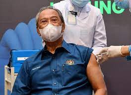 Menurut kementerian sains, teknologi dan inovasi (mosti) dan kementerian kesihatan malaysia (kkm) dalam kenyataan bersama hari ini, keutamaan akan diberikan kepada petugas barisan hadapan meliputi sektor kesihatan dan keselamatan seperti doktor, jururawat, polis serta petugas penjara dan imigresen. Pm Muhyiddin Gets Premier Jab As Malaysia S Covid 19 Immunisation Programme Rolls Out