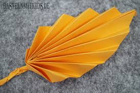 Papier Falten Fur Bunte Herbstblatter Basteln Mit Kindern Papier Falten Origami Fur Kinder Basteln Mit Kindern Herbst