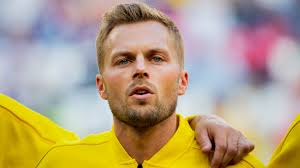 Landslagsmittfältaren och klubben utnyttjade optionen som gör att sebastian larsson har spelat i aik i 2,5 säsonger och får snart göra sig redo för sin tredje hela. Landslagsuttagning For Sebastian Larsson Allsvenskan