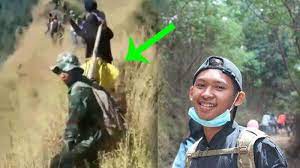 Setelah menemukan jasad thoriq, eko langsung adzan sekeras mungkin dan kabut langsung terbuka. Video Detik Detik Jasad Thoriq Dibawa Turun Gunung Piramid Kantong Jenazah Ditandu Pakai Tali Tribunstyle Com