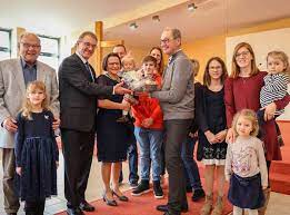 Als baptisten werden mitglieder einer evangelischen konfessionsfamilie bezeichnet, zu deren besonderen merkmalen die ausschließliche praxis der gläubigentaufe oder glaubenstaufe ebenso gehört wie die betonung, dass die ortsgemeinde für ihr leben und ihre lehre selbst verantwortlich ist. Abschiedsgottesdienst Bei Den Baptisten In Baal Fur Pastor Abram Esau