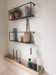 woood wandplank boven bad badkamerdecoratie interieur wandplank