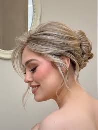 اگه شینیون‌های ساده و شیک رو دوست داری، این مدل می‌تونه انتخابت باشه 🤍,  نظرت چیه؟, MUA: @makeupbyminaraad , #شینیون #استایل_مو #شینیون_اروپایی  #شینیون_ساده #عقد