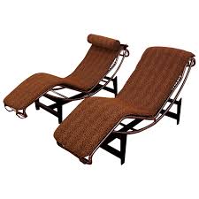 Das design der leopard chaise lounge chair ist seit der antike bekannt. Pair Of Le Corbusier Lc4 Style Leopard Print And Chrome Lounge Chair For Sale At 1stdibs
