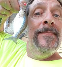 How do I take a pic in fishing? I know it's the A but how do u zoom out?