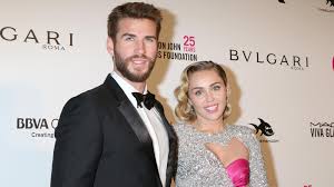 Miley cyrus celebrates 4 year anniversary of 'malibu,' looks back on love with ex liam hemsworth this link is to an external site that may or may not meet accessibility guidelines. Miley Cyrus Und Liam Hemsworths Beziehung Ist So Komplex Und Modern Und Neu
