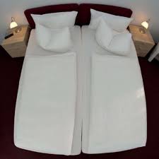 Das bett 140×200 ist äußert beliebt, da es sich sowohl als einzelbett, wie auch als doppelbett nutzen lässt. Unterschied Zu Kingsize Was Genau Ist Eigentlich Ein Queensize Bett Wohnen
