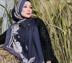 Erra fazira (born fazira wan chek 9 february 1974) is a malaysian actress, singer, fashion model, tv host, film producer, as well as former beauty queen. Erra Fazira Akui Shahir Bukanlah Pilihan Utama