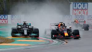 To the briton, it wasn't a respectful move. Formel 1 Max Verstappen Siegt Im Regen Von Imola Lewis Hamilton Auf Platz Zwei Der Spiegel