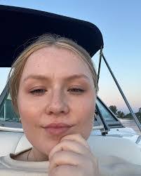 Lara Allison's Instagram, Twitter & Facebook