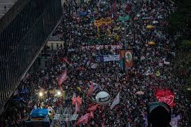 A reportagem mostrou os protestos contra o governo de jair bolsonaro, mas, a todo momento, insistiu que houve aglomeração durante os atos. Protestos Contra Bolsonaro Se Consolidam No Xadrez Eleitoral De 2022 19 06 2021 Poder Folha