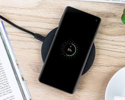 Gambar wireless charger and a smartphone