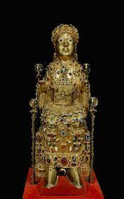 Il n'en est rien, la relique répond à un besoin du fidèle d'entrer dans le merveilleux, de. Majeste De Sainte Foy De Conques Dernier Quart Du Ixe Siecle Puis Transformations Et Ajouts Posterieurs Sucessifs Au Xe Si Romanesque Art Art History Statue