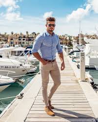 Calça Bege Com Camisa Jeans Masculina Moda Masculina Como Combinar A Cor Azul Marco Da Moda Moda Masculina Casual Estilos Casuais Masculinos Roupa Esporte Fino Masculino