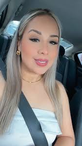 Tengo días pensando en cambiar a mi cabello largo y obscuro pero no sé qué  hacer 🥹😩 o solo largo y rubio 🙈? Ya no me gusta verme con mi cabello  cortito 🥹