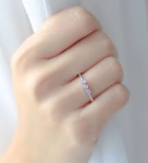 Ince Modern Ve Zarif 3 Tasli Pirlanta Alyans Tasarim Evlilik Yuzugu Farkli Ve Modern 3 Stone Diamond Thin Wedding Ring Inst Moda Taki Alyans Taki Yuzukler