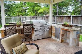For safety and durability, it is essential that construction be carried out properly. Find 3 Outdoor Kitchen Layout Options For Your Space