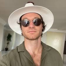 Knowing how much time we lose to our screens is one thing. Knowing how much  energy they burn? That hits harder. 100,000+ people choose to reveal stats  like this daily in Opal.